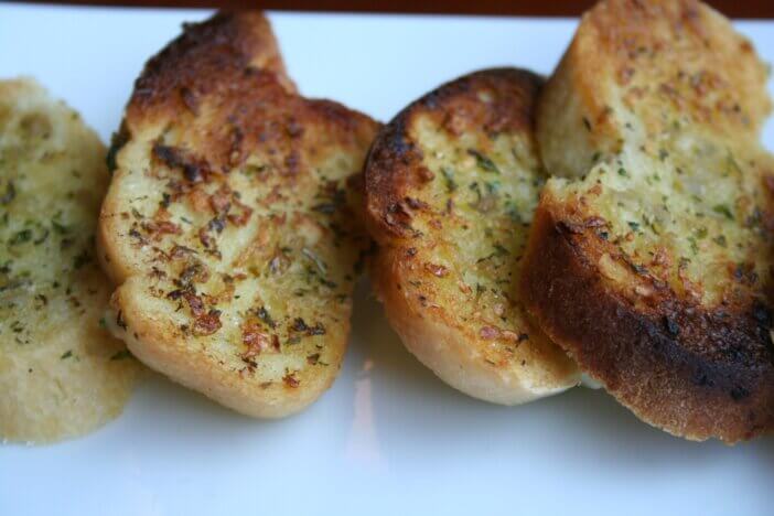 Top 13 Meatloaf Side Dishes to Complement Your Meal 5 Garlic-Bread_3609440