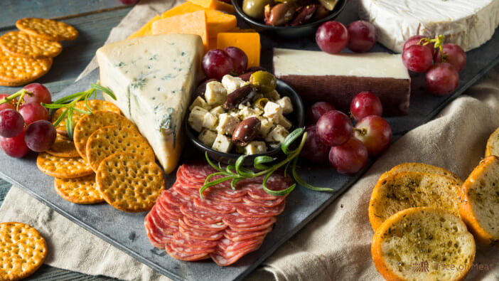 Best Crackers for a Perfect Charcuterie Spread 1 best crackers for charcuterie board