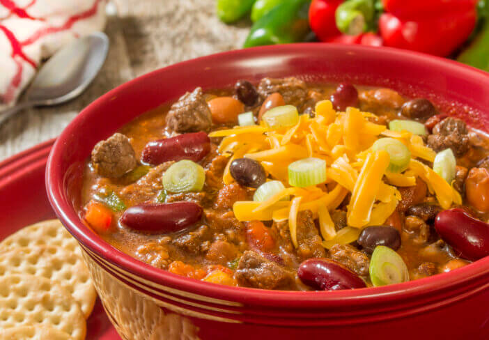 fresh hot bowl of venison chilli with crackers