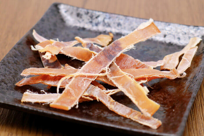 A dish to eat with sake in Japan. A dish of dried squid. Atarime.