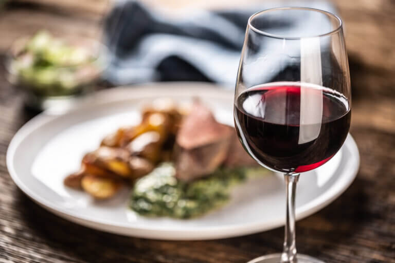 4 Mouthwatering Wines That Perfectly Complement Your Juicy Steak