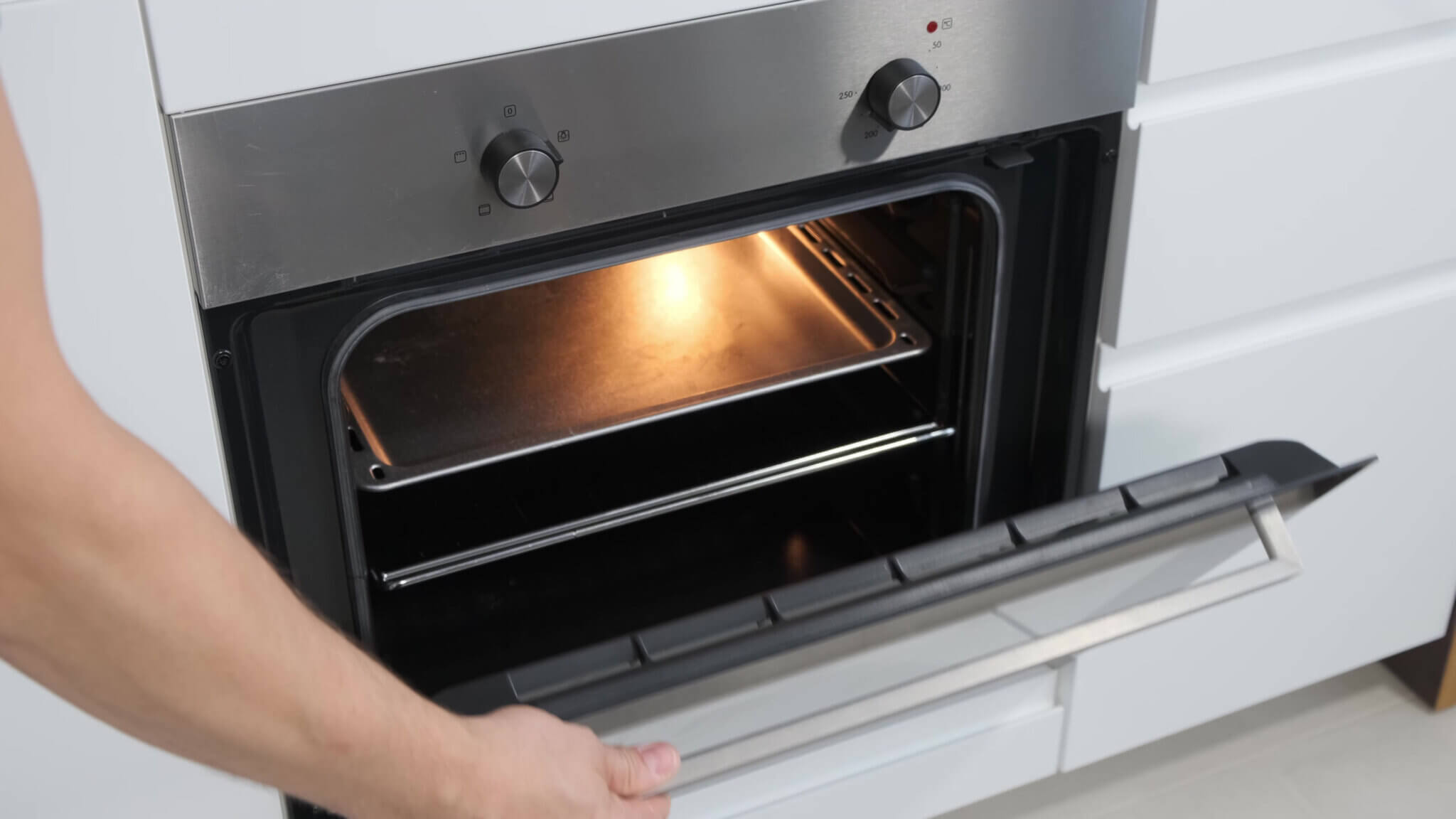 Preheating a pizza oven with a pizza stone